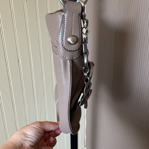 B.makowsky tan leather crossbody purse silver hardware multiple pockets - Picture 3 of 10